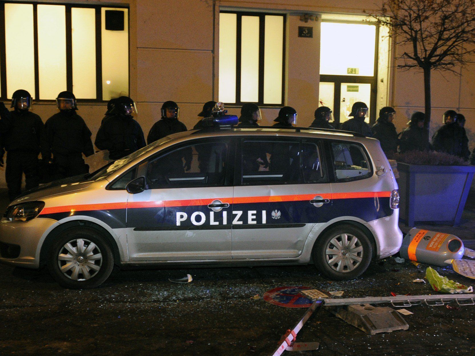 Einem Gegendemonstranten wird nach den Akademikerball-Ausschreitungen der Prozess gemacht. Einem Gegendemonstranten wird nach den Akademikerball-Ausschreitungen der Prozess gemacht.