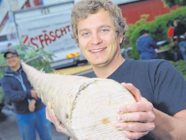 Albert Moser uns sein Team haben den Maibaum aufgestellt und freuen sich auf den GP. Albert Moser uns sein Team haben den Maibaum aufgestellt und freuen sich auf den GP.