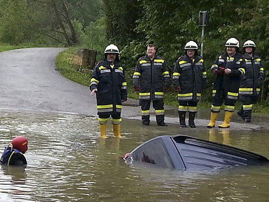 Einsatzkräfte bei einer Fahrzeugbergung im Bezirk St. Pölten. Einsatzkräfte bei einer Fahrzeugbergung im Bezirk St. Pölten.