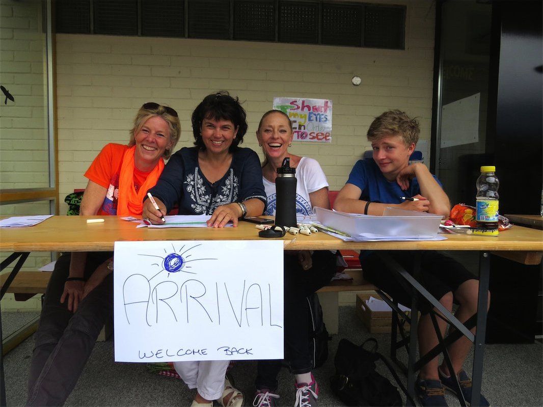 Claudia Doron (2. v. l.) mit ihrem Organisationsteam beim Start bei der int. School Rheintal in Buchs