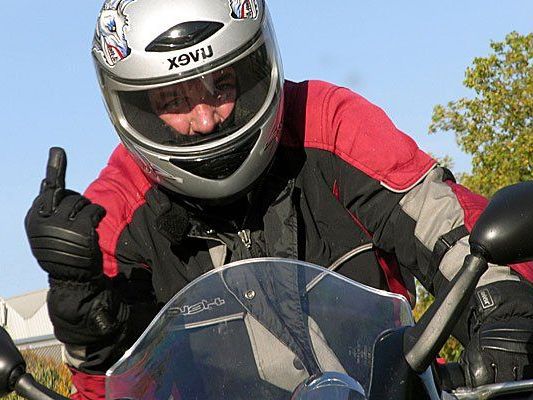 Sechs Motorradfahrer wurden bei extremen Geschwindigkeitsüberschreitungen erwischt. Sechs Motorradfahrer wurden bei extremen Geschwindigkeitsüberschreitungen erwischt.