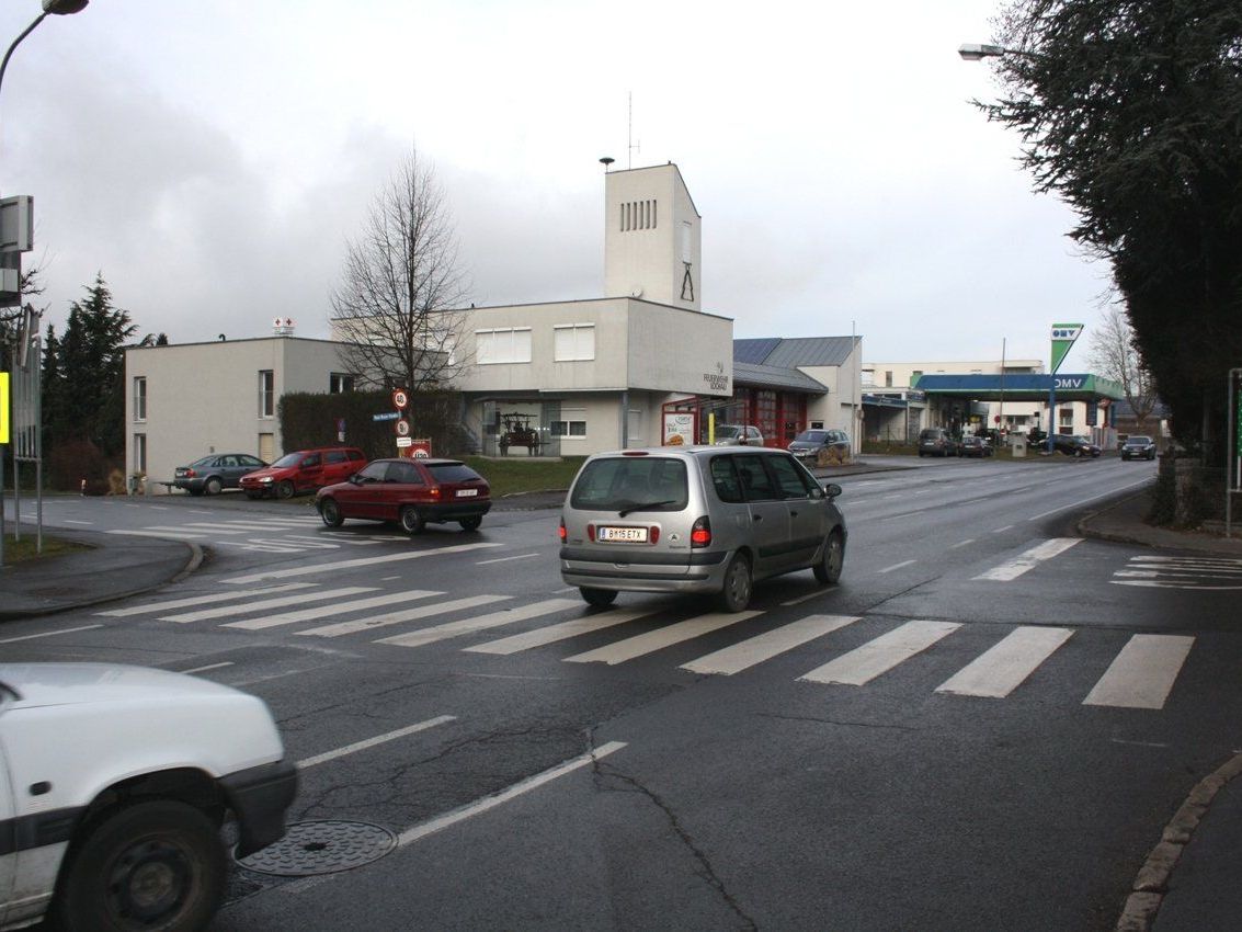 Die stark frequentierte Kreuzung L 1 Hofriedenstraße, L 11 Hofer Straße und Toni-Russ-Straße soll durch den Neubau eines Kreisverkehres sicherer gemacht werden. Die stark frequentierte Kreuzung L 1 Hofriedenstraße, L 11 Hofer Straße und Toni-Russ-Straße soll durch den Neubau eines Kreisverkehres sicherer gemacht werden.
