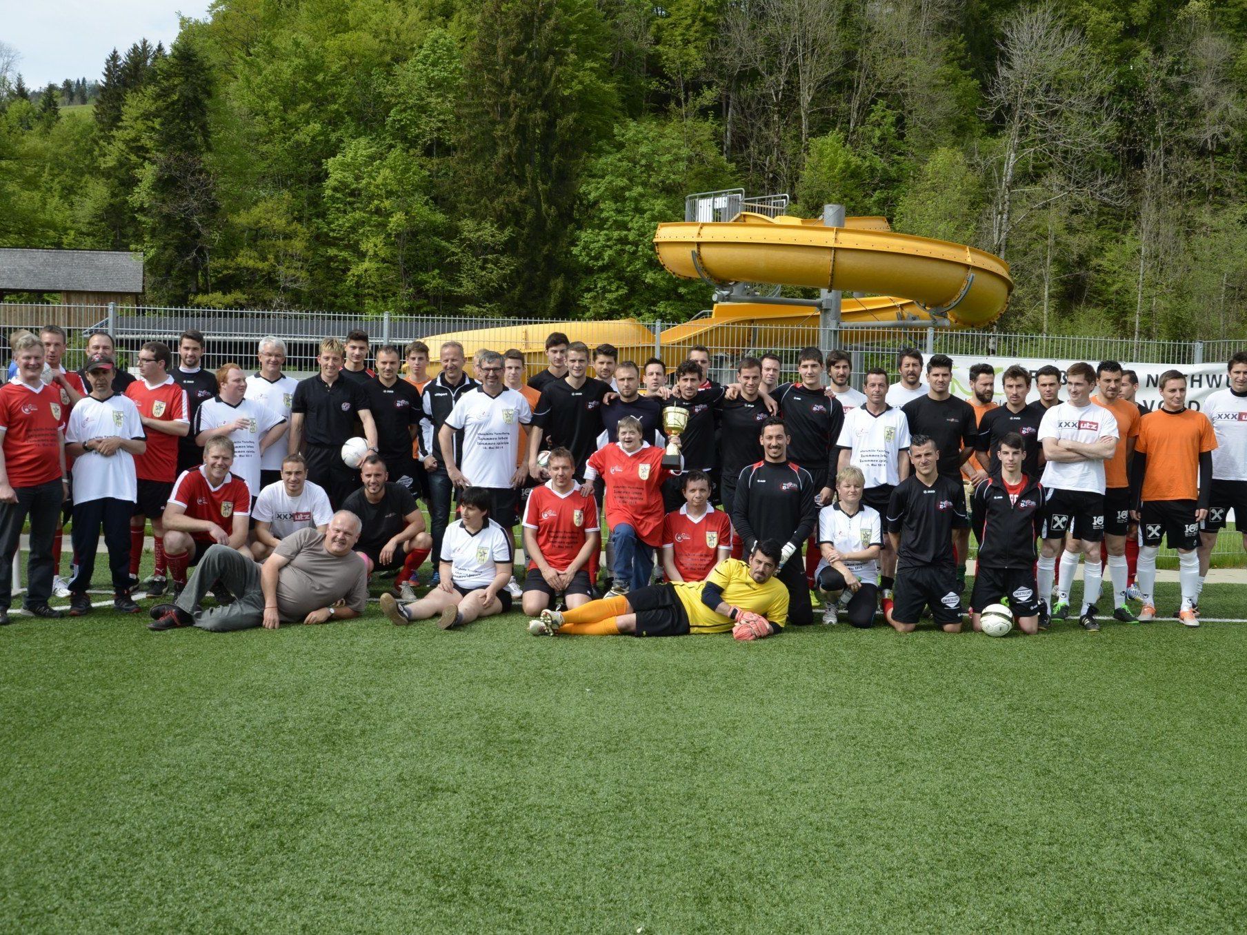 Viele Kicker stellten sich in den Dienst der guten Sache. Viele Kicker stellten sich in den Dienst der guten Sache.