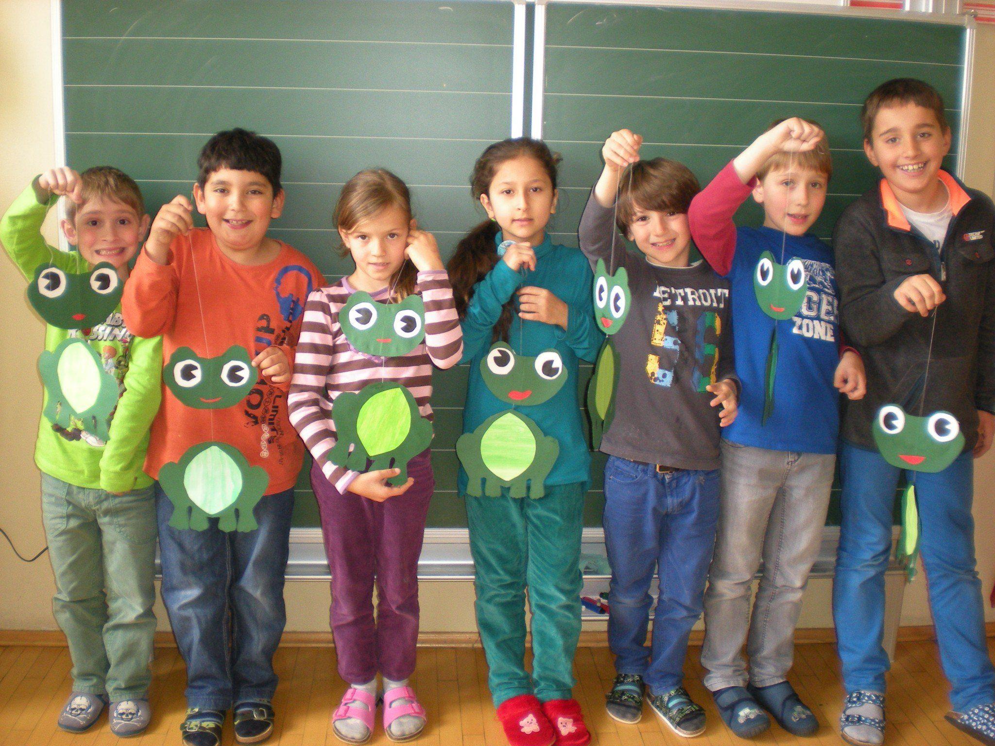 Die Kinder der 2 a präsentieren stolz ihren "Frosch-Schwarm" für das Klassenzimmer.