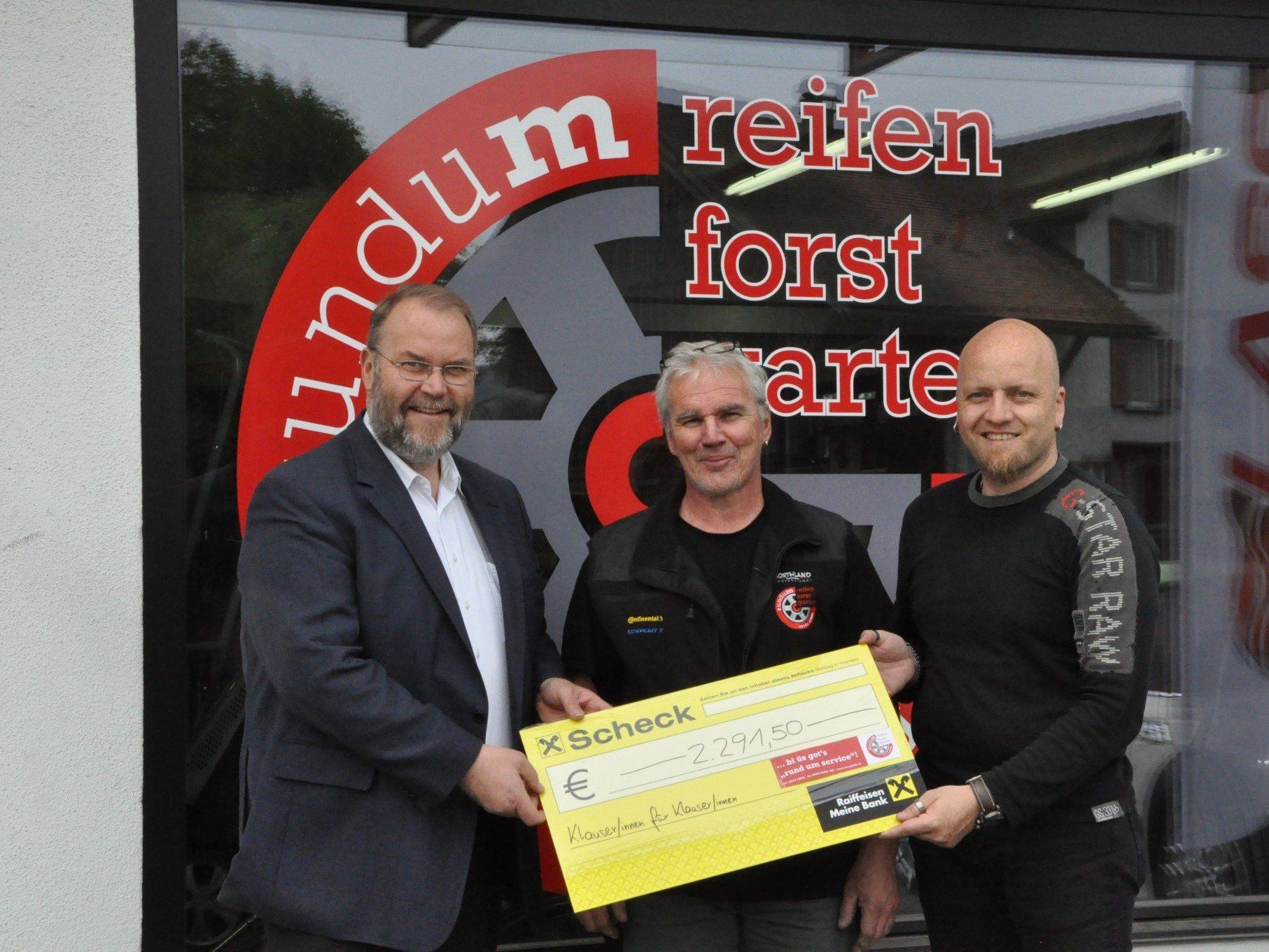 Bürgermeister Werner Müller erhielt von Peter Rünzler und Jürgen Morscher den Spendenscheck überreicht. Bürgermeister Werner Müller erhielt von Peter Rünzler und Jürgen Morscher den Spendenscheck überreicht.