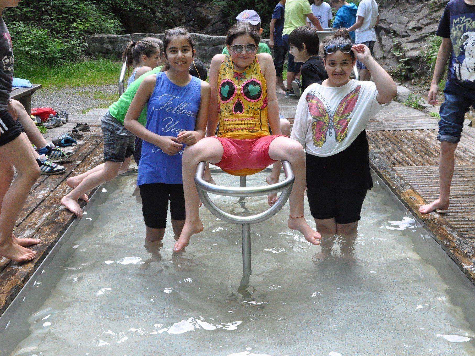 Den Kindern machte das Kneippen so richtig Spaß. Den Kindern machte das Kneippen so richtig Spaß.