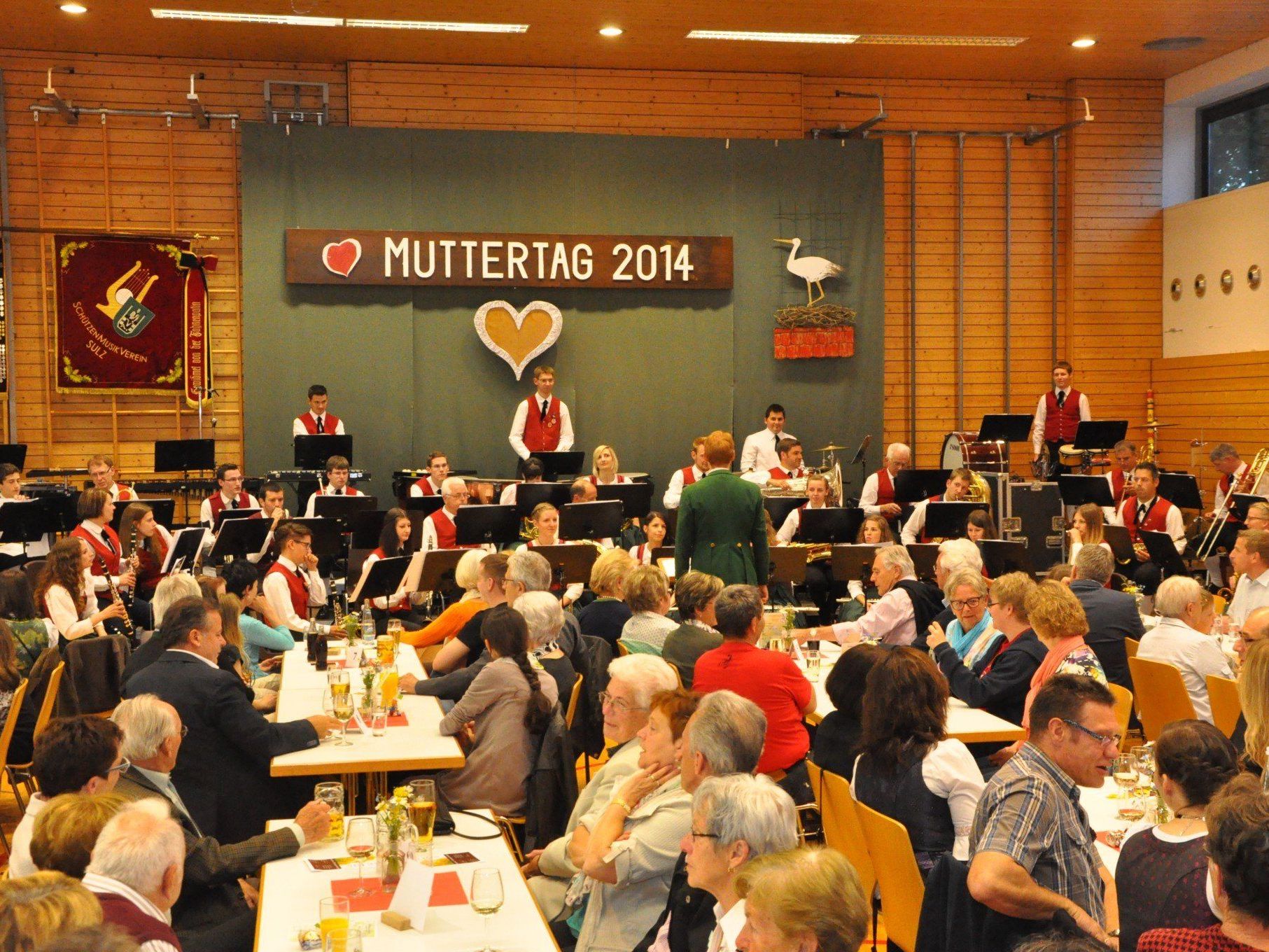 Die Schützenmusik Sulz freute sich bei der Muttertagsunterhaltung über einen vollen Mehrzwecksaal. Die Schützenmusik Sulz freute sich bei der Muttertagsunterhaltung über einen vollen Mehrzwecksaal.