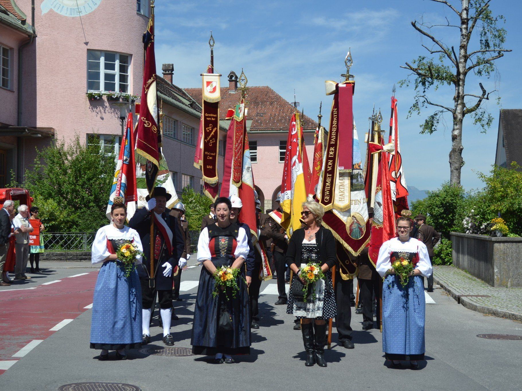 Festumzug durch den Ort mit Fahnenpatinnen und befreundeten Wehren. Festumzug durch den Ort mit Fahnenpatinnen und befreundeten Wehren.