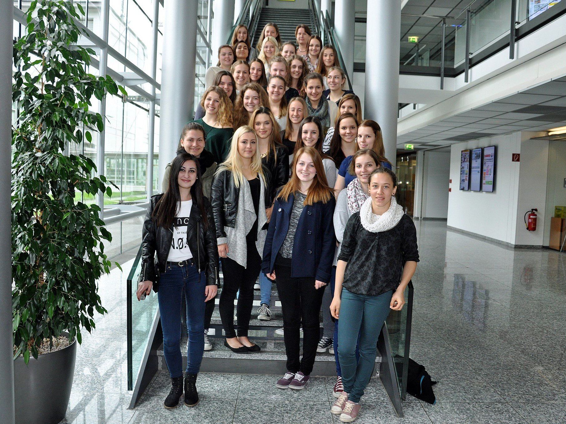 Die Schülerinnen der  3c der HLW Rankweil bekamen einen Einblick in die heimische Medienlandschaft. Die Schülerinnen der  3c der HLW Rankweil bekamen einen Einblick in die heimische Medienlandschaft.