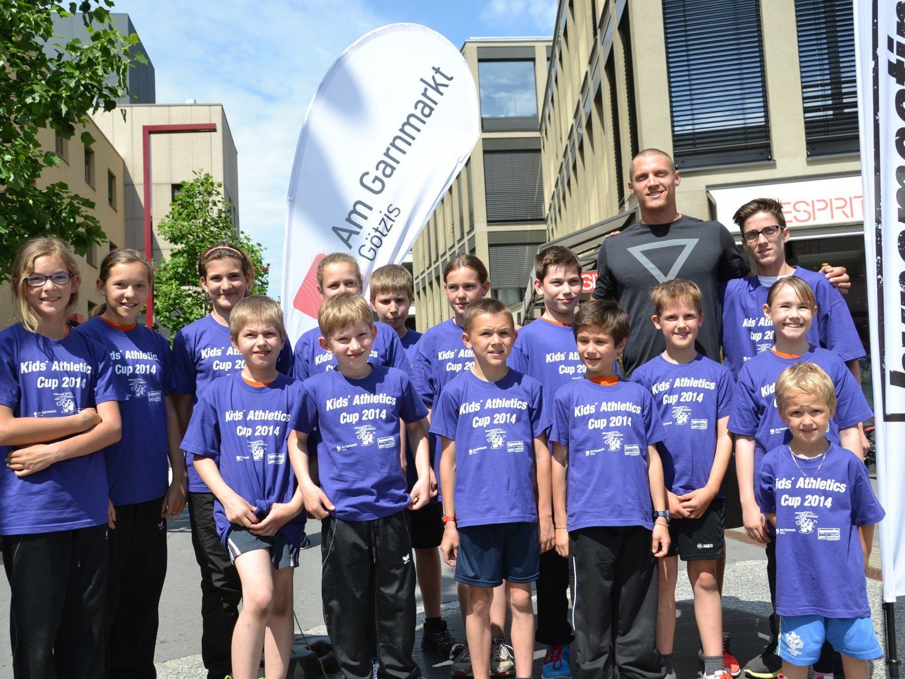 Auch Trey Hardee nahm sich Zeit für die Kinder und den Auch Trey Hardee nahm sich Zeit für die Kinder und den