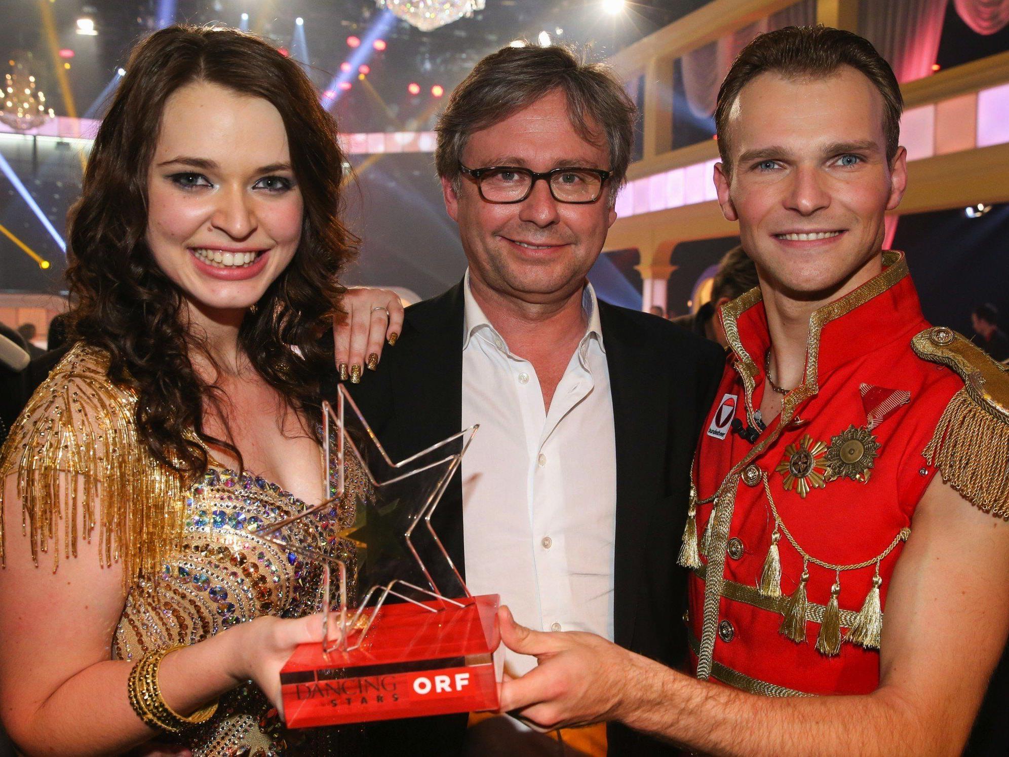 Die strahlende Siegerin Roxanne Rapp mit ORF-Generaldirektor Alexander Wrabetz und Tanzpartner Vadim Garbuzov