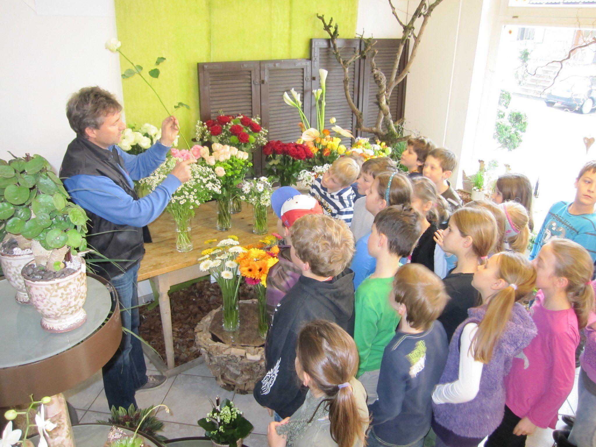 Lehrreich war der Besuch in der Gärtnerei für die Schülerinnen und Schüler der Volksschule Vandans.