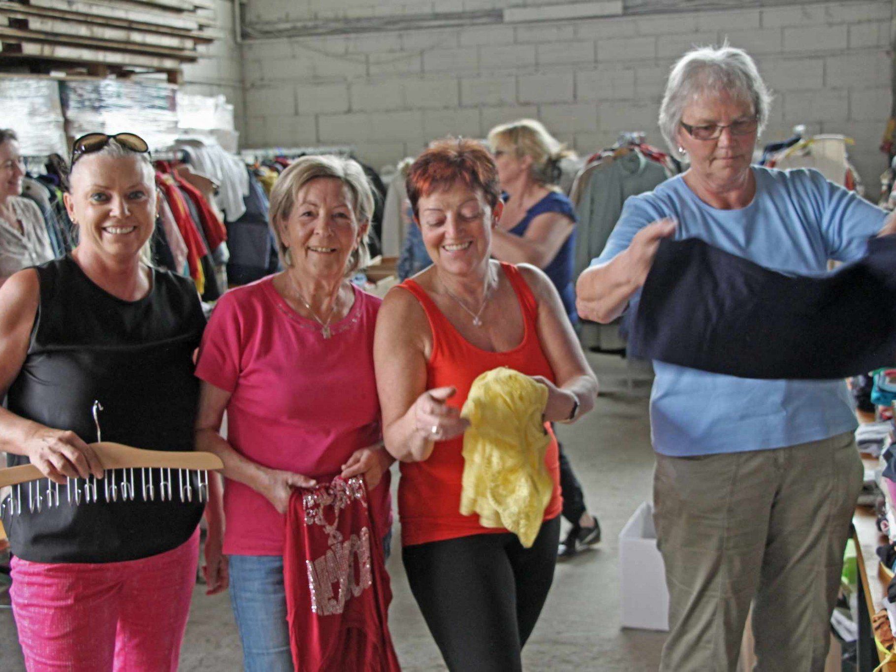 Rund 60 freiwillige Helfer sorgen beim 41 ten Flohmarkt der Pfarre für einen reibungslosen Ablauf. Rund 60 freiwillige Helfer sorgen beim 41 ten Flohmarkt der Pfarre für einen reibungslosen Ablauf.