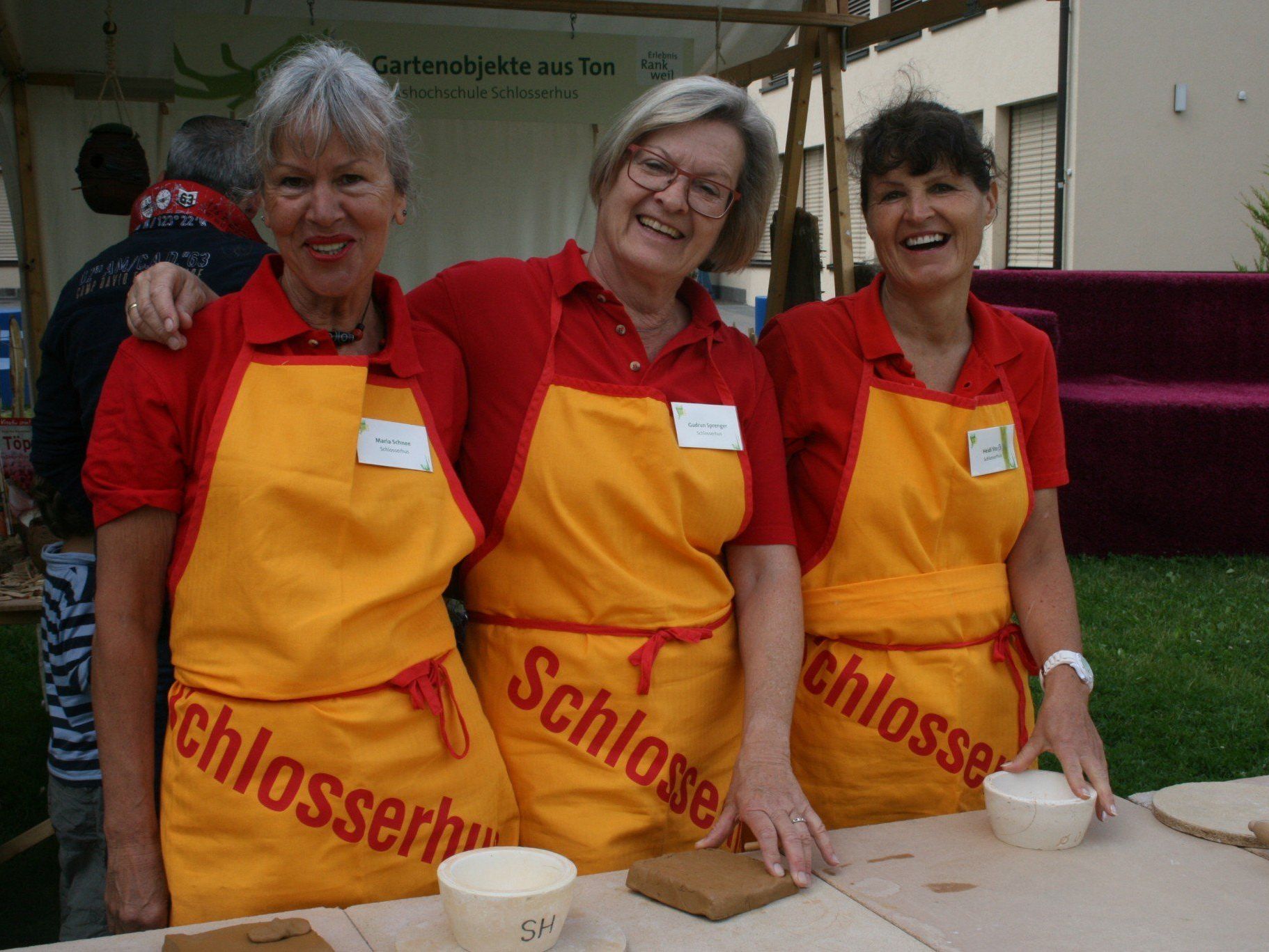 Künstlerinnen der Schlosserhus-Keramikwerkstatt. Künstlerinnen der Schlosserhus-Keramikwerkstatt.