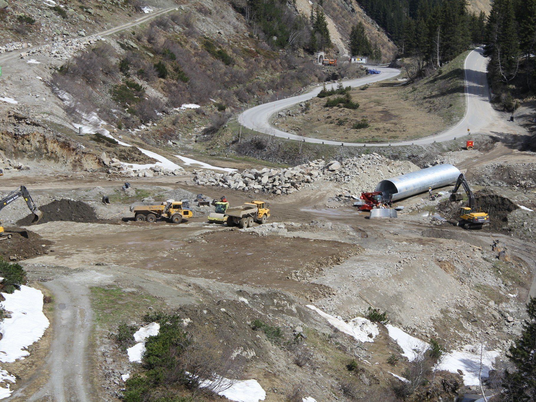 Bis zu 350 Baurbeiter leben sogar auf der Großbaustelle. Bis zu 350 Baurbeiter leben sogar auf der Großbaustelle.