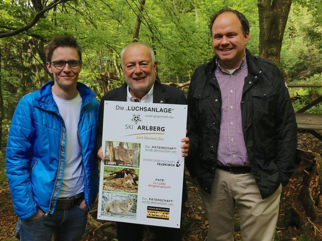 Präsident Wolfgang Burtscher mit den Tierpaten für Luchs „Felix“ Georg Burtscher und Gerold Riedmann von VOL.AT