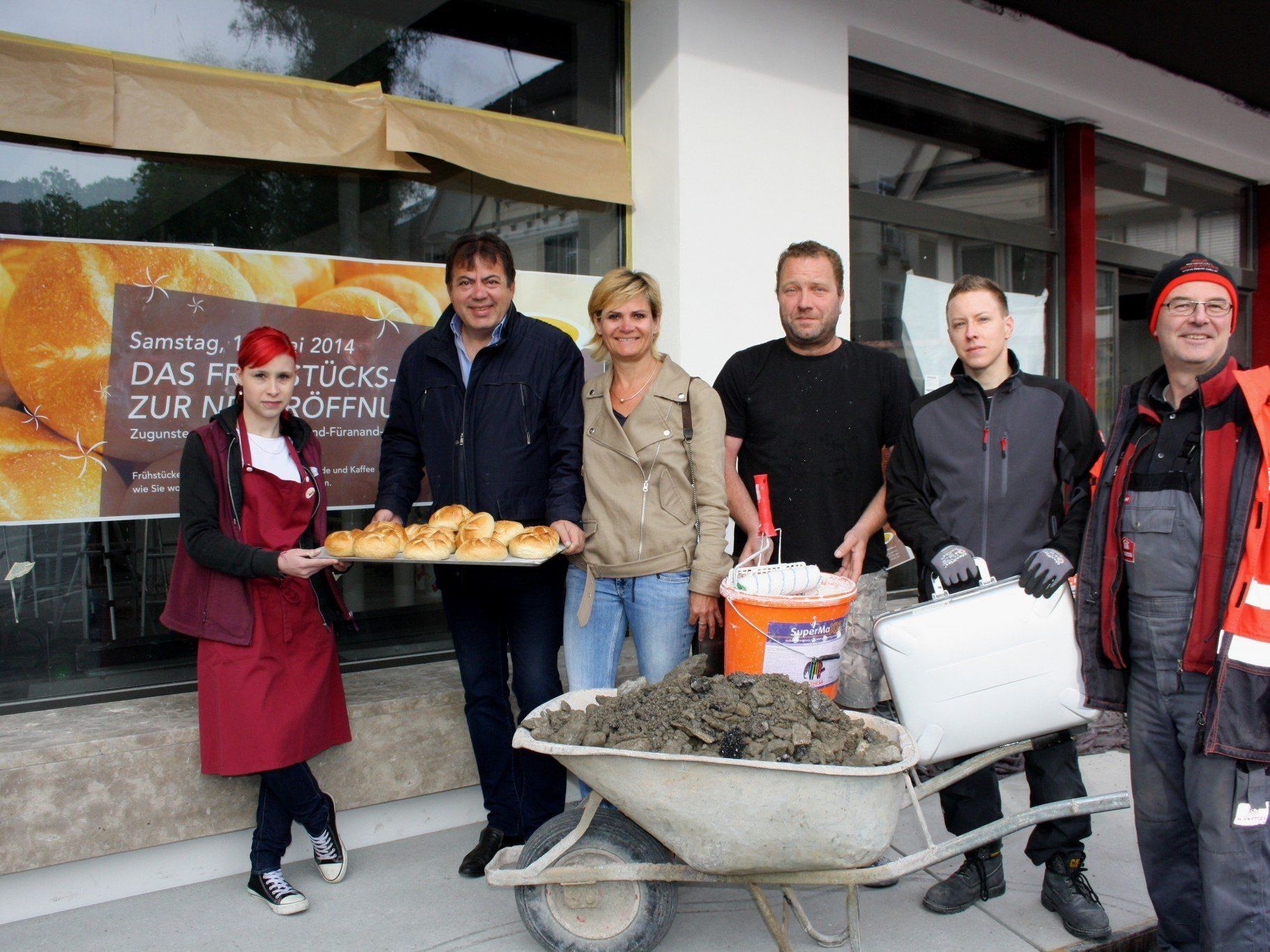 Nach erfolgreichem Umbau laden Monika und Egon Haag am Samstag zum „Frühstücksfest“ in die neue Bäckerei Mangold Filiale mit Geschäft und Cafe. Nach erfolgreichem Umbau laden Monika und Egon Haag am Samstag zum „Frühstücksfest“ in die neue Bäckerei Mangold Filiale mit Geschäft und Cafe.