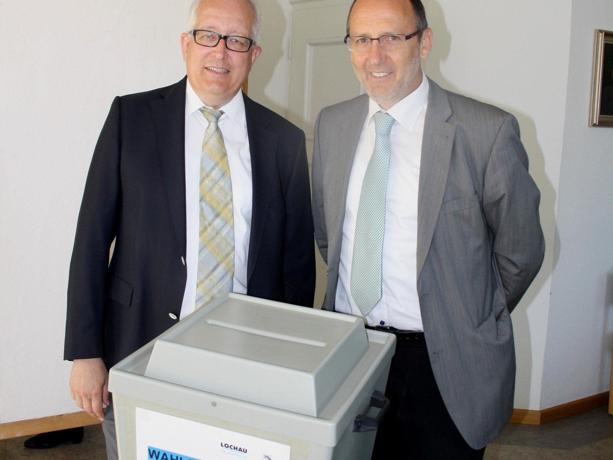 Bürgermeister Xaver Sinz und sein Nachfolger Michael Simma im Wahlsprengel I im Gemeindeamt Lochau