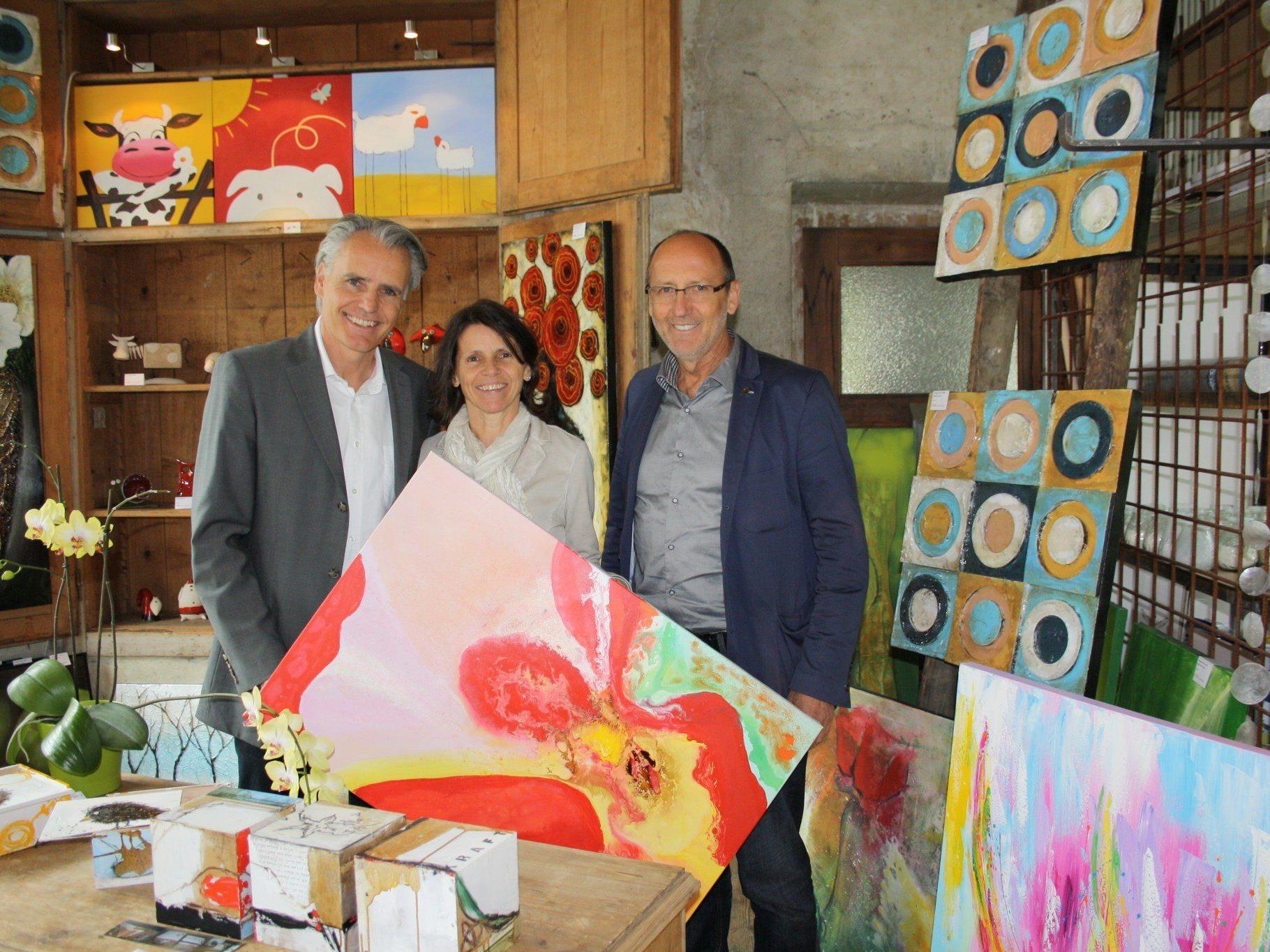 Die „Galerie Papillon“ von Heidi und Thomas Vogler weckte auch bei Bürgermeister Xaver Sinz große Begeisterung.