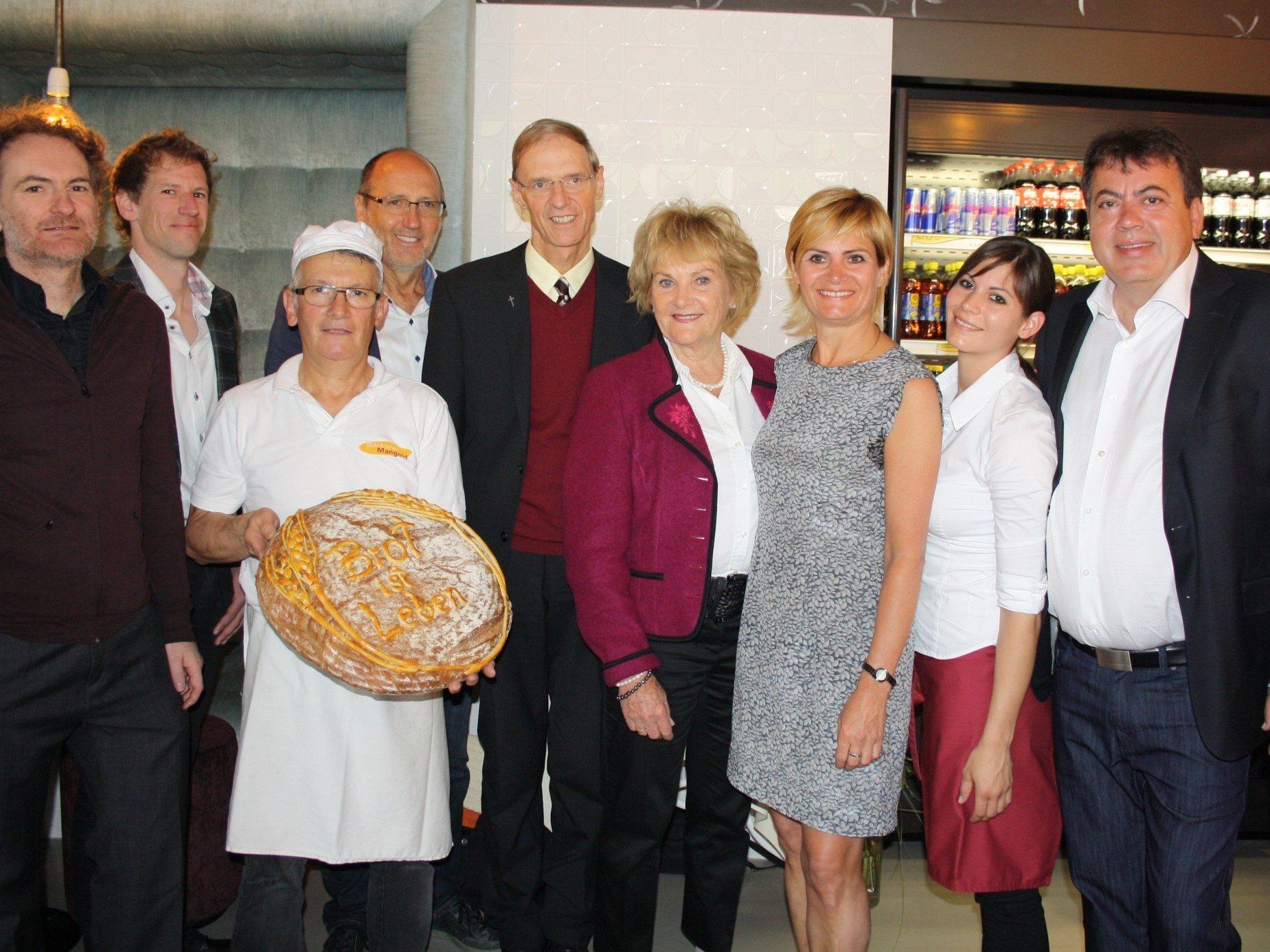 Arch. Georg Bechter und Arch. Thomas Mennel, Fritz Schnedl, Bgm. Xaver Sinz, Pfarrer Gerhard Mähr, Ute Mangold sowie Monika, Andrea und Egon Haag. Arch. Georg Bechter und Arch. Thomas Mennel, Fritz Schnedl, Bgm. Xaver Sinz, Pfarrer Gerhard Mähr, Ute Mangold sowie Monika, Andrea und Egon Haag.