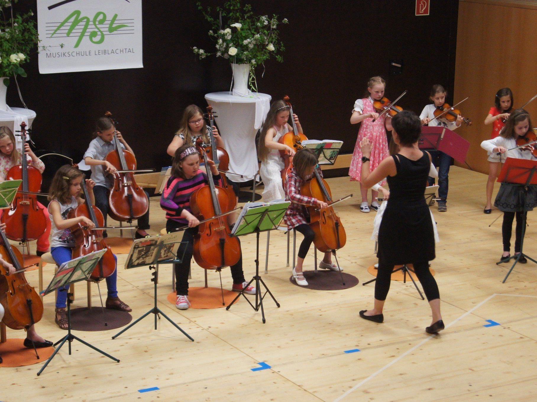 Mit Musik und Tanz gratulieren die jungen Künstler der Musikschule Leiblachtal zum Muttertag.