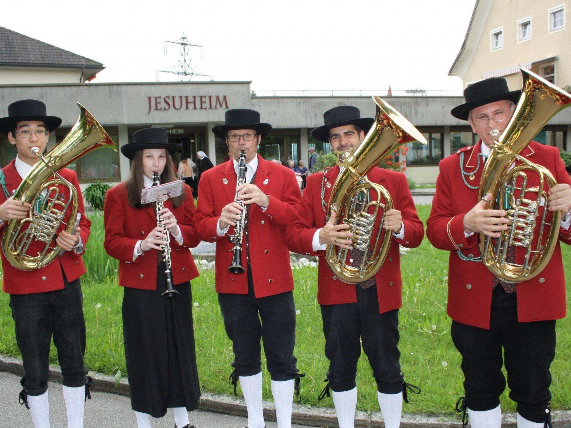 Natürlich erfreute der Musikverein auch die Bewohner des Pflegeheimes Jesuheim in Oberlochau mit einem flotten Ständchen.