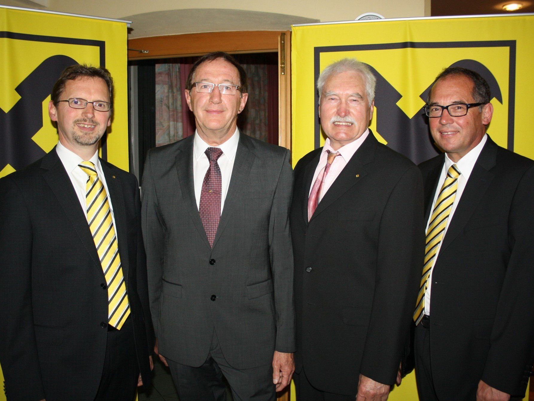 Im Mittelpunkt stand der Wechsel im Aufsichtsrat: Dir. Hubert Gieselbrecht, der neue AR-Vorsitzende DI Wilhelm Köb, Siegfried Kern und Dir. Gustav Kathrein. Im Mittelpunkt stand der Wechsel im Aufsichtsrat: Dir. Hubert Gieselbrecht, der neue AR-Vorsitzende DI Wilhelm Köb, Siegfried Kern und Dir. Gustav Kathrein.