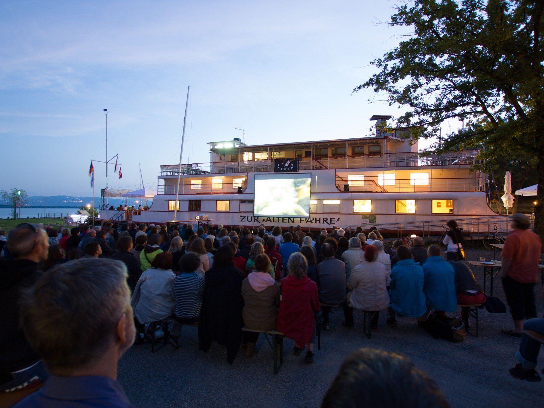 Der besondere Anziehungspunkt in dieser Umweltwoche ist sicherlich das Open-Air-Kino vor der „Alten Fähre“ im Lochauer Hafen.