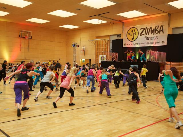 Groß und Klein sind am Sontag zu einem „Charity-Zumba“ in die Lochauer  Sporthalle eingeladen. (Foto: Mandlik)