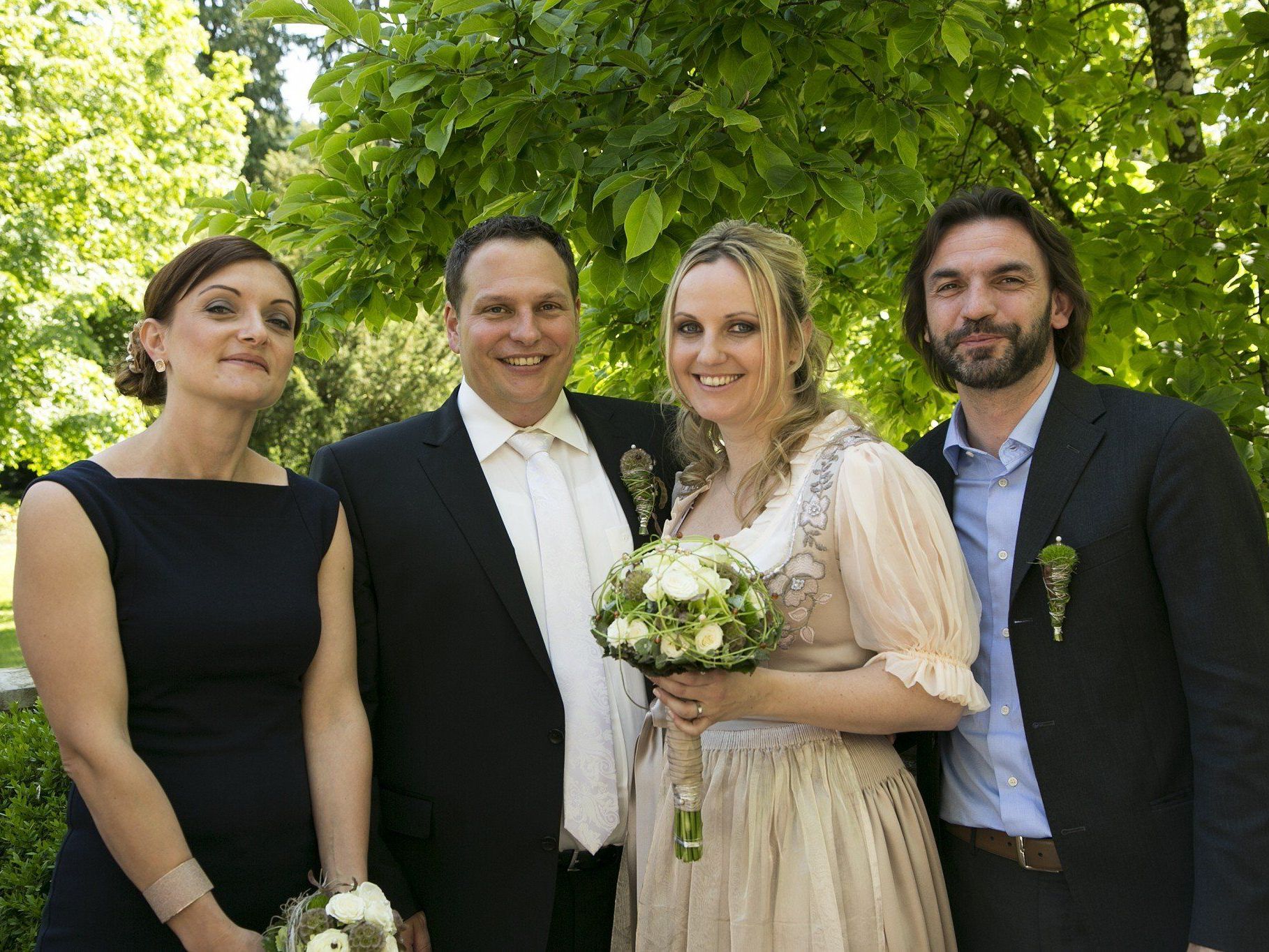 Das glückliche Paar mit den Trauzeugen. Das glückliche Paar mit den Trauzeugen.