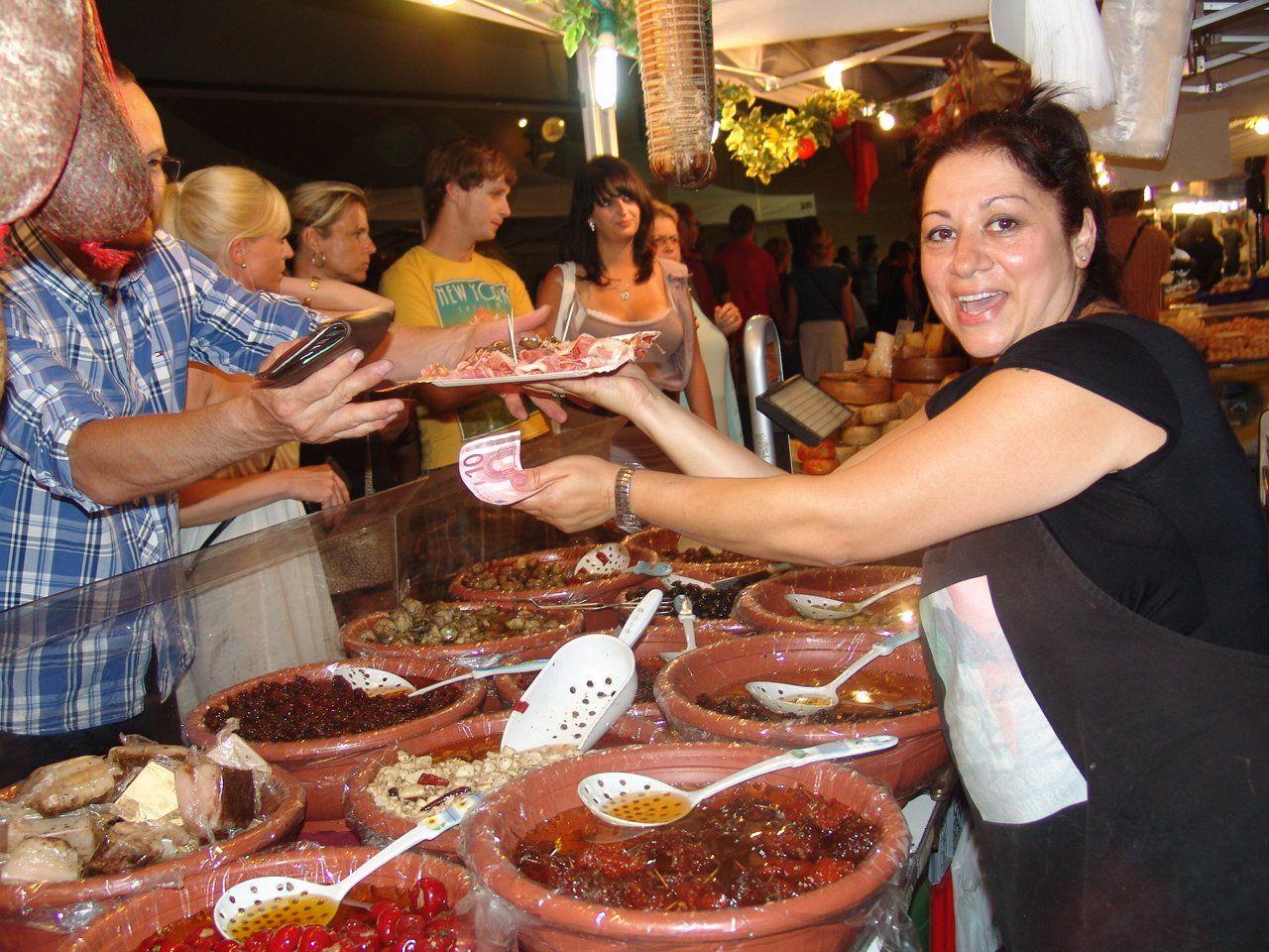 Marktfahrer aus den verschiedensten Regionen Italiens bieten ihre Köstlichkeiten an.