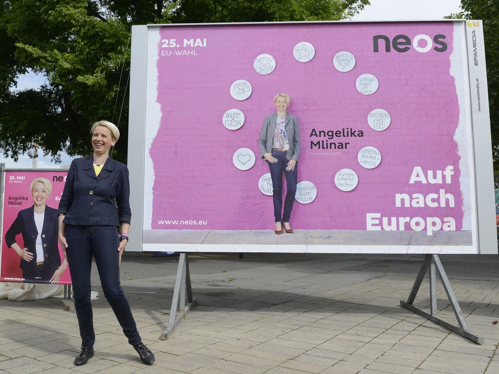 NEOS-Spitzenkandidatin Angelika Mlinar vor einem ihrer Wahlplakate.