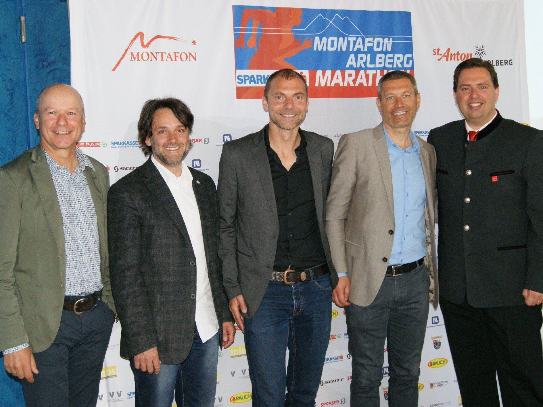 Die Organisatoren des Montafon Arlberg Marathon sind zufrieden mit den bisherigen Vorbereitungen. (v.l.n.r.) Christian Ertl (Vorstandsvorsitzender Sparkasse Bludenz), Thomas Zudrell (OK Präsident), Günter Ernst (Sportliche Leitung), Peter Mall (Rennleitung), Manuel Bitschnau (GF Montafon Tourismus) Die Organisatoren des Montafon Arlberg Marathon sind zufrieden mit den bisherigen Vorbereitungen. (v.l.n.r.) Christian Ertl (Vorstandsvorsitzender Sparkasse Bludenz), Thomas Zudrell (OK Präsident), Günter Ernst (Sportliche Leitung), Peter Mall (Rennleitung), Manuel Bitschnau (GF Montafon Tourismus)