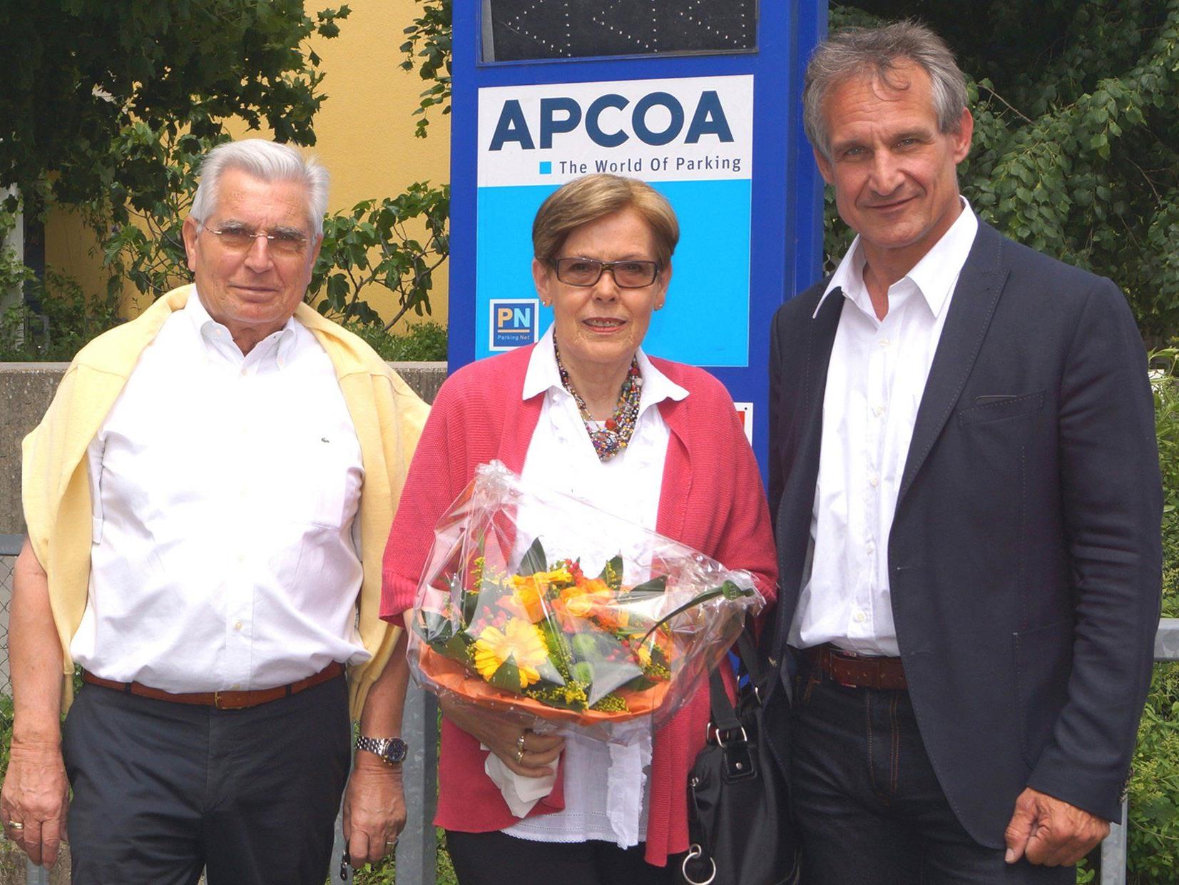 Franz Wagner aus Bregenz, im Bild mit Gattin Brigitte, ist der zweimillionste Gast des Parkhauses am Hafen. Bürgermeister DI Markus Linhart überreichte den beiden am 22. Mai 2014 einen Blumenstrauß sowie eine Monatsparkkarte für die Tiefgarage.