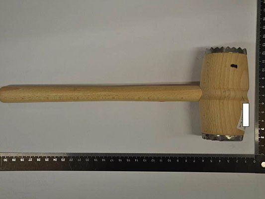 Mit diesem Schnitzelklopfer attackierte der Täter mindestens eine der Frauen Mit diesem Schnitzelklopfer attackierte der Täter mindestens eine der Frauen