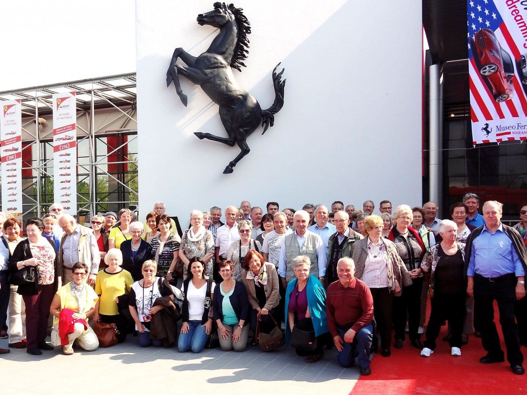 Die Seniorenbundgruppe vor dem Ferrari Museum in Maranello Die Seniorenbundgruppe vor dem Ferrari Museum in Maranello