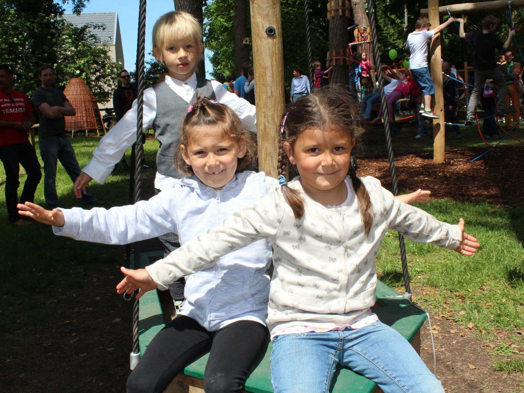 Die Kinder hatten bereits viel Spaß im neuen Niedrigseilgarten.
