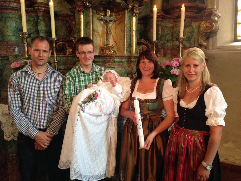 Die stolzn Eltern Manuela und Matthias Netzer freuen sich mit den Paten über die süße kleine Sarah.