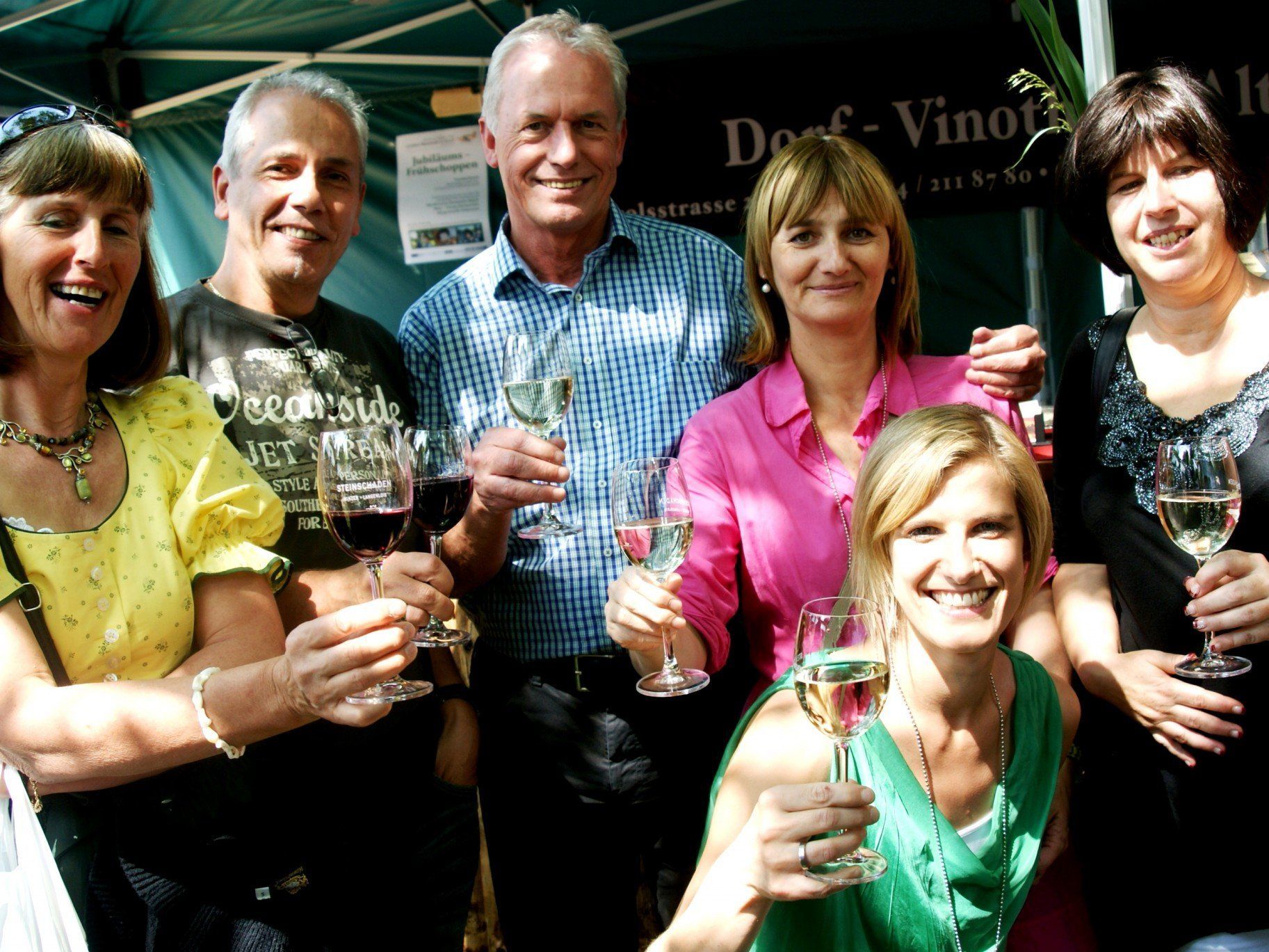 Fröhliche Laune auf dem Dorfplatz Fröhliche Laune auf dem Dorfplatz