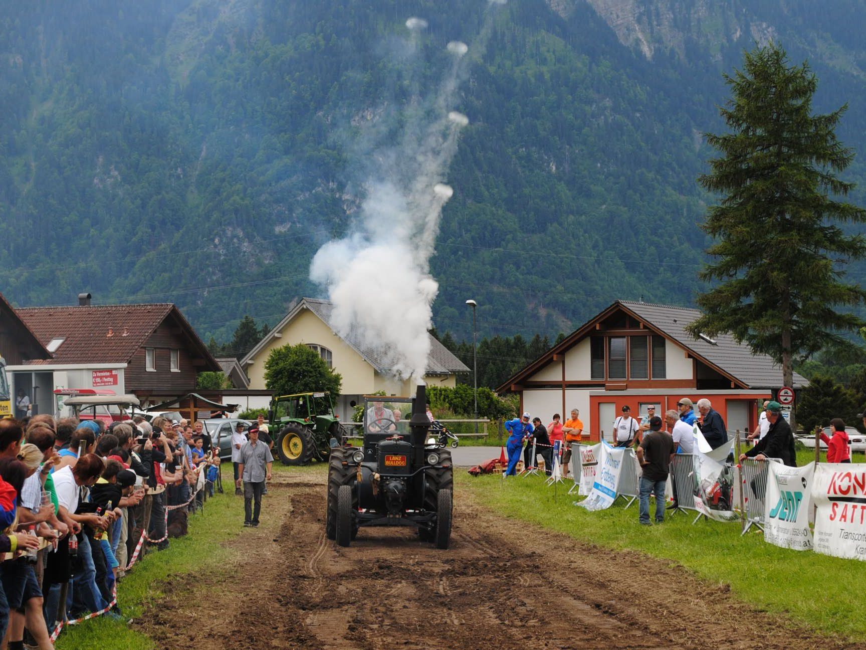 Spektakuläre Traktor-Showeinlagen stehen auch auf dem Programm. Spektakuläre Traktor-Showeinlagen stehen auch auf dem Programm.