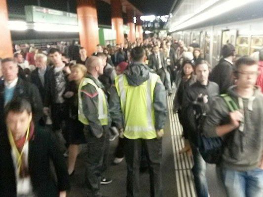 Massen an Fahrgästen warteten auf die U4 Massen an Fahrgästen warteten auf die U4