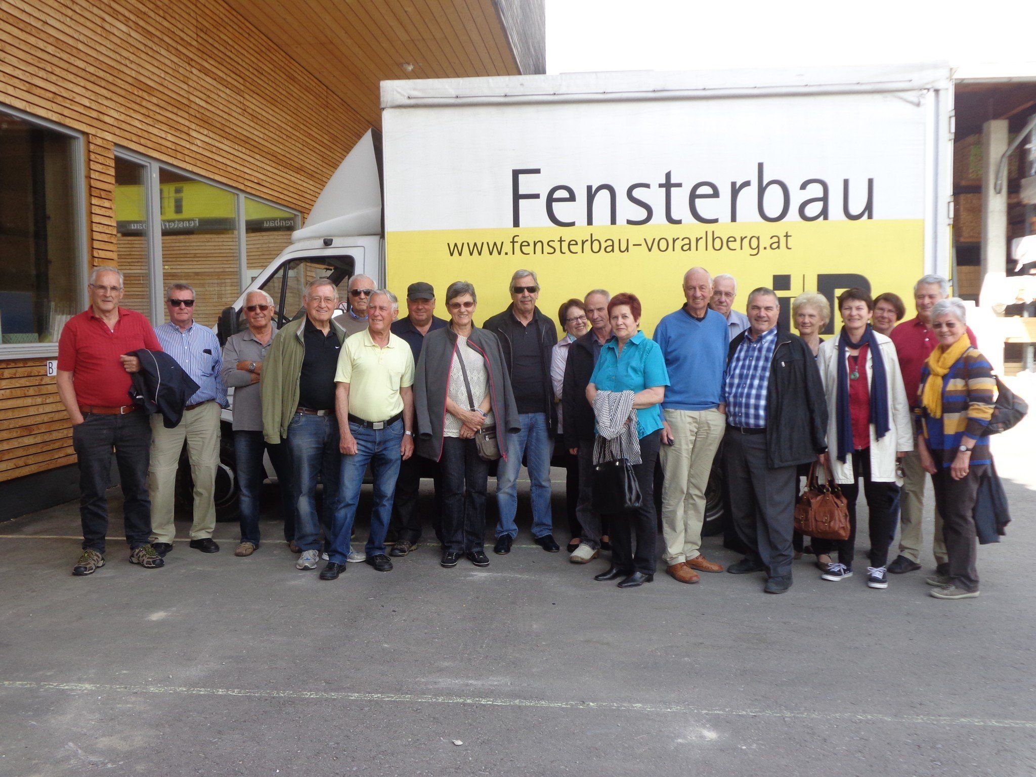 Die Seniorenring-Mitglieder vor der Produktionshalle Die Seniorenring-Mitglieder vor der Produktionshalle