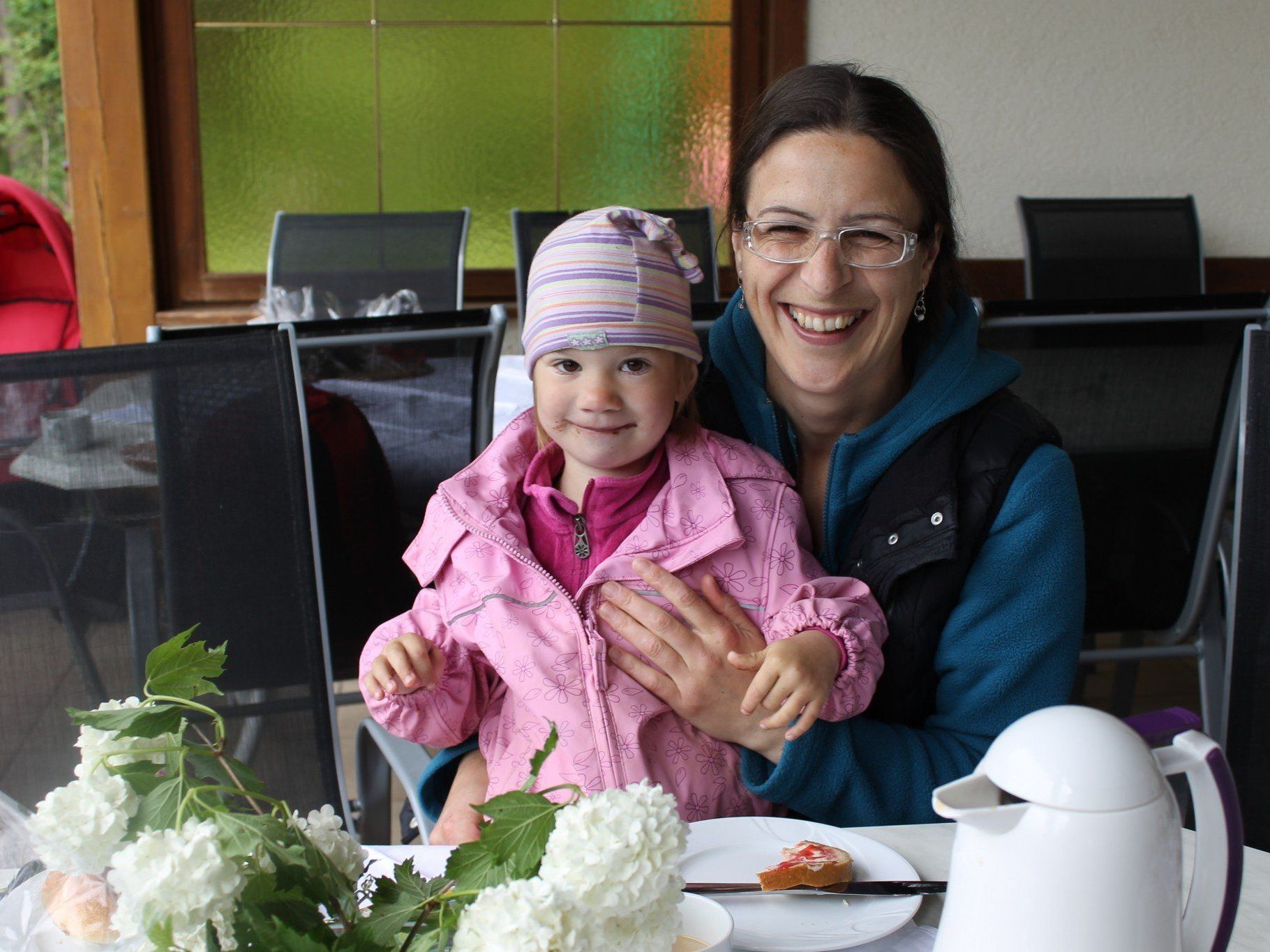 Mütter und Kinder freuten sich über das Frühstück Mütter und Kinder freuten sich über das Frühstück