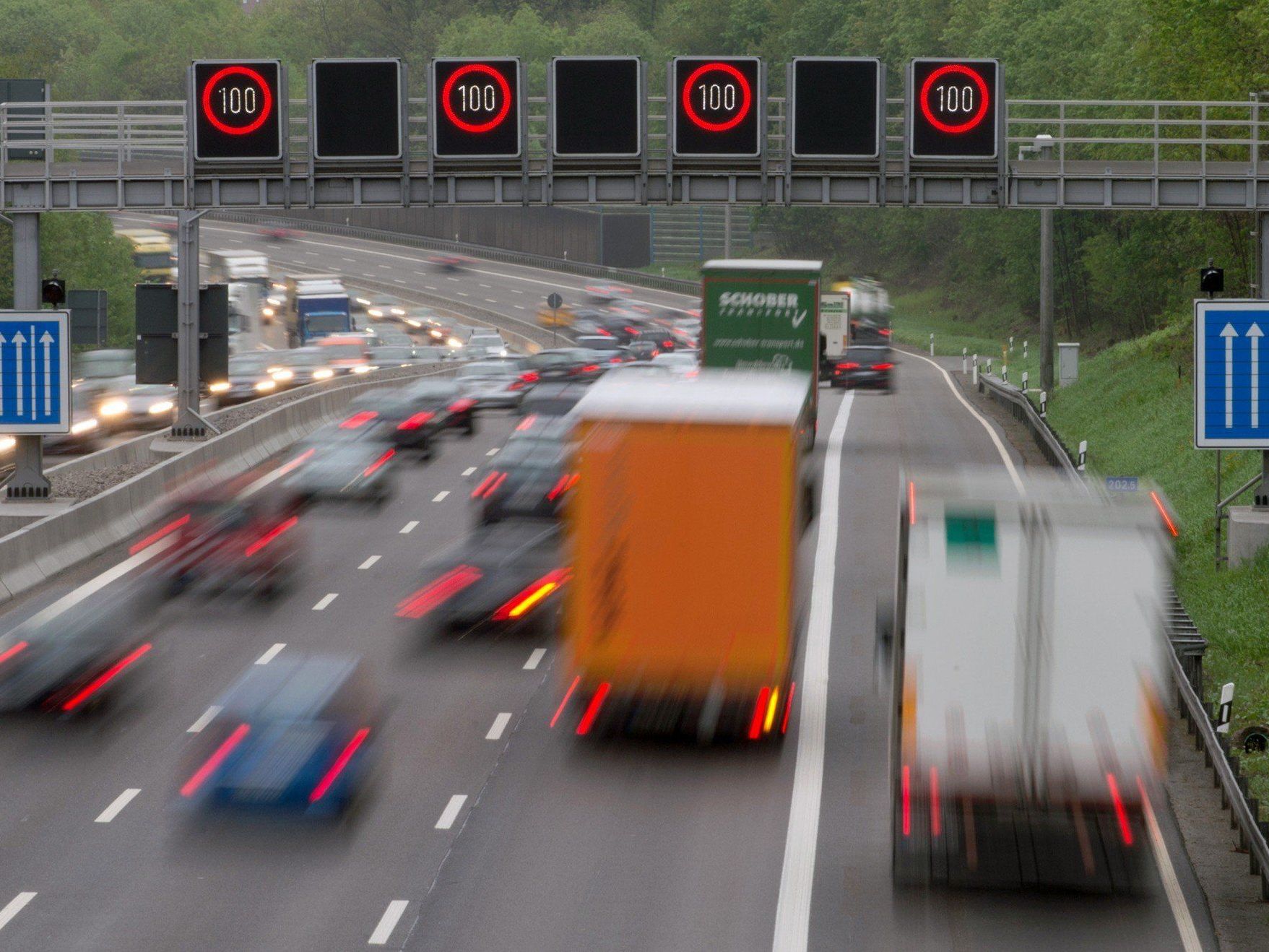 Nicht nur teuer, sondern auch gefährlich: Müll aus dem Auto werfen. Nicht nur teuer, sondern auch gefährlich: Müll aus dem Auto werfen.