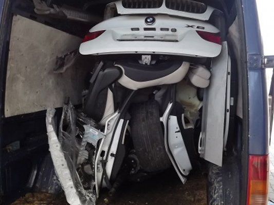 Die Einzelteile eines gestohlenen BMW X6 in einem Minivan. Die Einzelteile eines gestohlenen BMW X6 in einem Minivan.