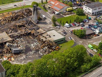 Spektakuläre Luftbilder von der Brandruine von Möbel Weiler.