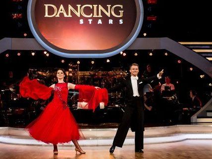 Eines der Paare muss die Sendung nach der achten Show verlassen. Eines der Paare muss die Sendung nach der achten Show verlassen.