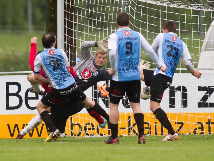 Hard gewinnt zum dritten Mal in Folge und hat die Abstiegsränge verlassen. Hard gewinnt zum dritten Mal in Folge und hat die Abstiegsränge verlassen.