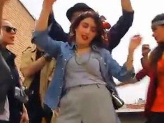 Unverschleierte Frauen verstießen gegen "öffentliche Sittsamkeit". Unverschleierte Frauen verstießen gegen "öffentliche Sittsamkeit".