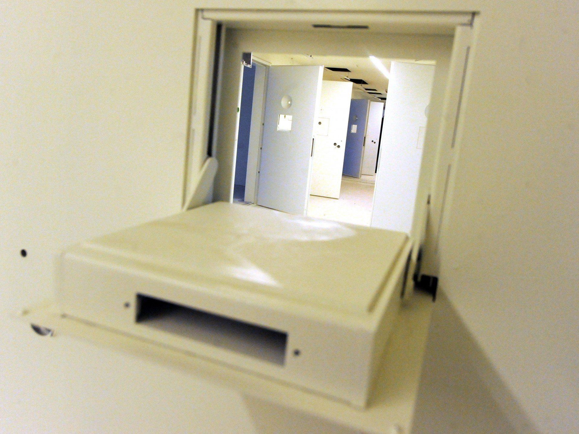 In der JA Stein soll ein Häftling so lange ignoriert worden sein, bis er Verwesungsgeruch verströmte. In der JA Stein soll ein Häftling so lange ignoriert worden sein, bis er Verwesungsgeruch verströmte.